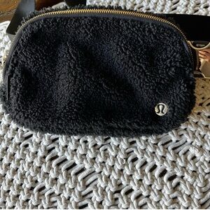 Lululemon Everywhere Belt Bag Crossbody 1L Fleece Sherpa Black